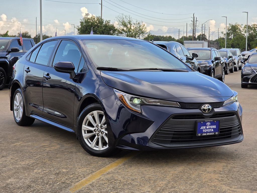 Used 2023 Toyota Corolla LE w/ LE Convenience Package FWD image 2
