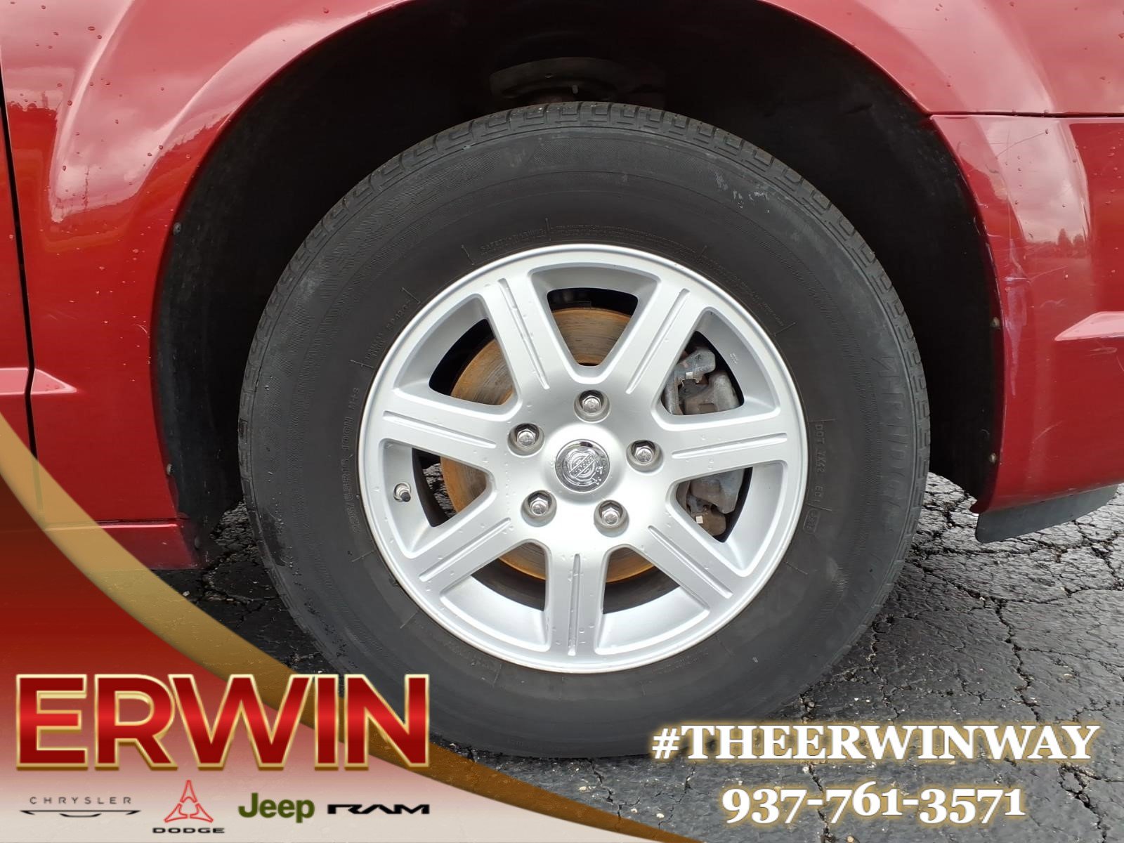 Used 2010 Chrysler Town & Country Touring FWD image 9