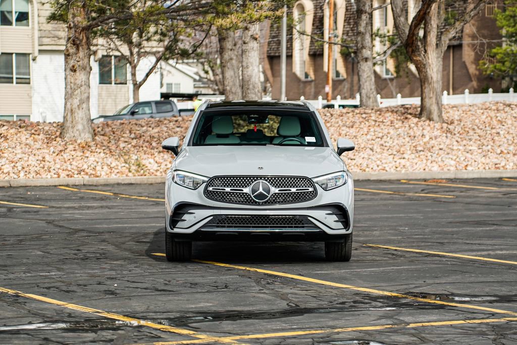 Used 2025 Mercedes-Benz GLC 350e 4MATIC image 2