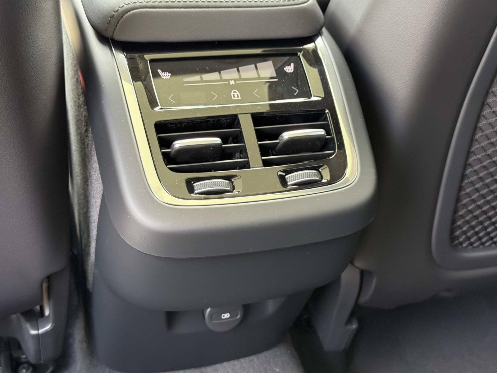 New 2027 Volvo XC60 B5 Ultra AWD/4WD image 10