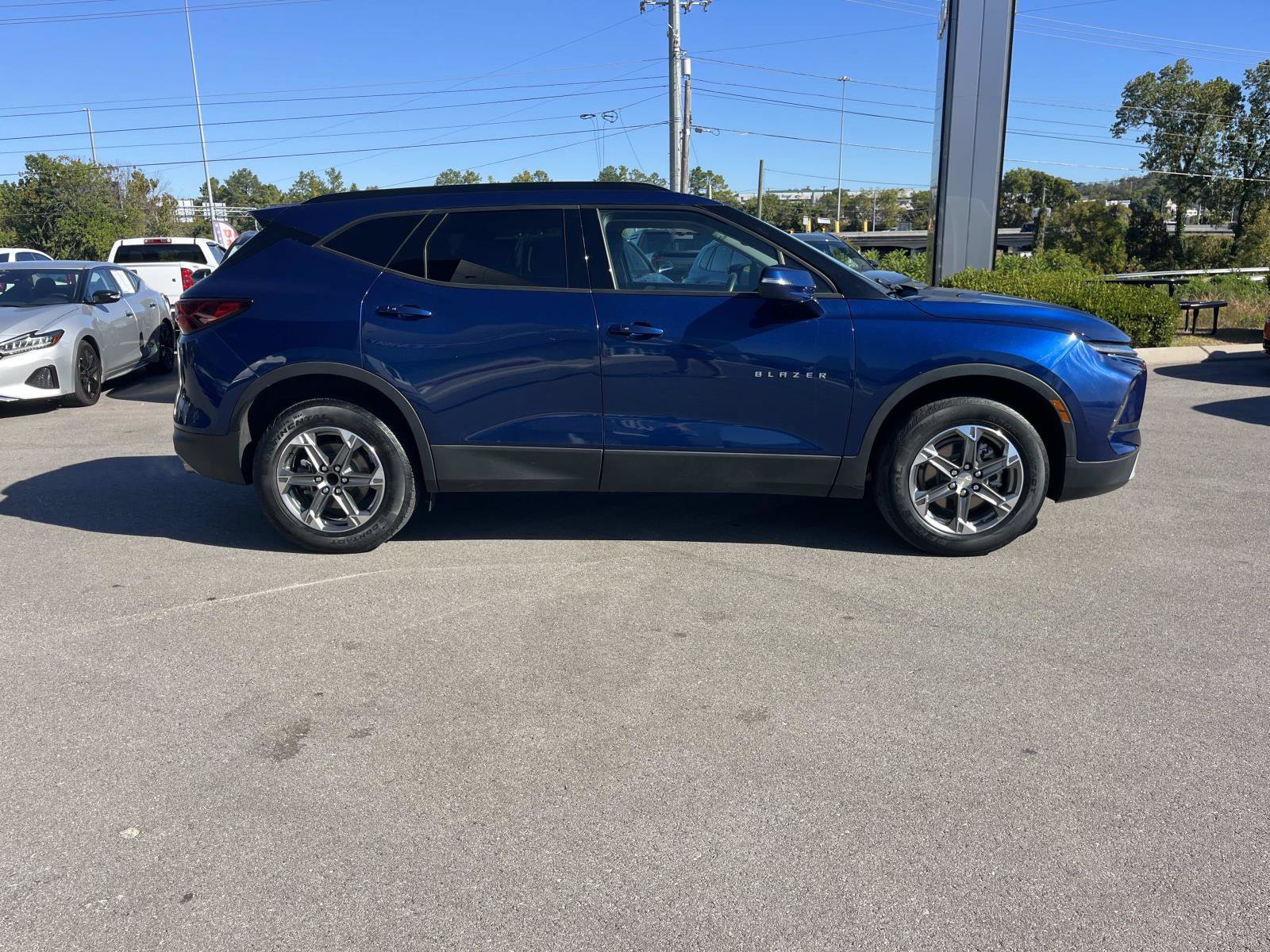 Used 2023 Chevrolet Blazer LT FWD image 2