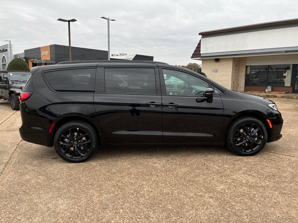 New 2026 Chrysler Pacifica Select AWD/4WD image 7