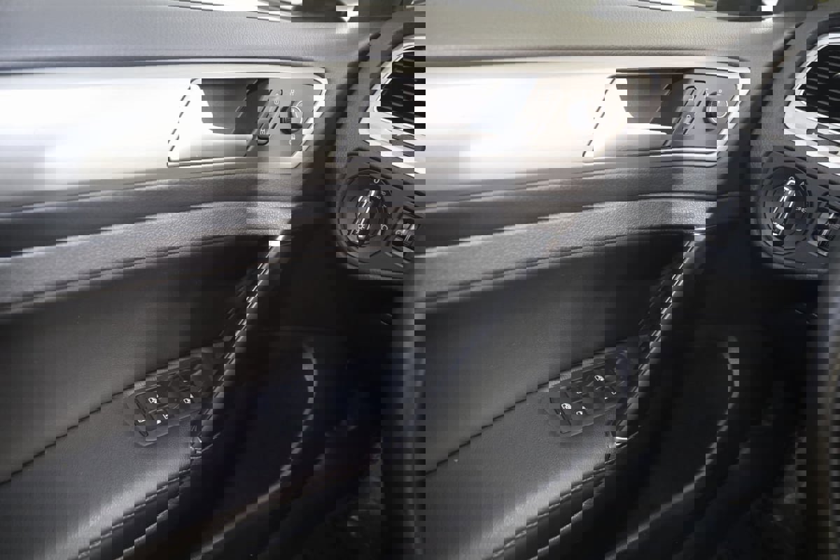 Used 2017 Volkswagen Golf Wolfsburg Edition image 27