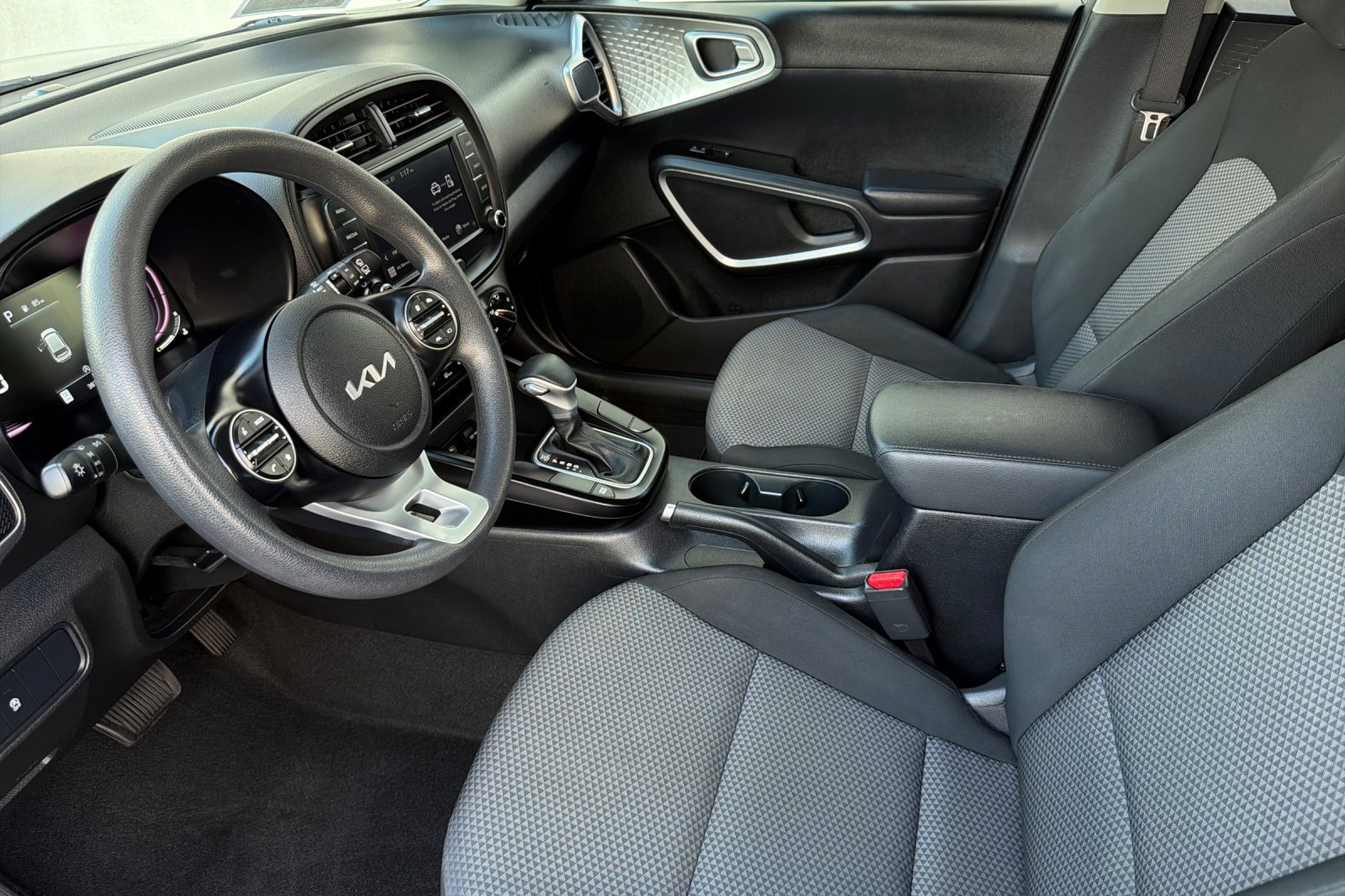 Used 2024 Kia Soul LX w/ LX Technology Package FWD image 10