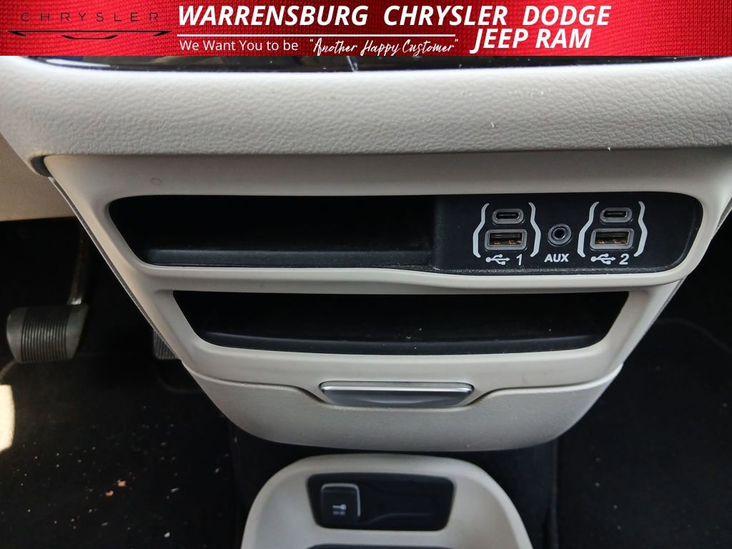 Used 2023 Chrysler Pacifica Touring-L FWD image 25