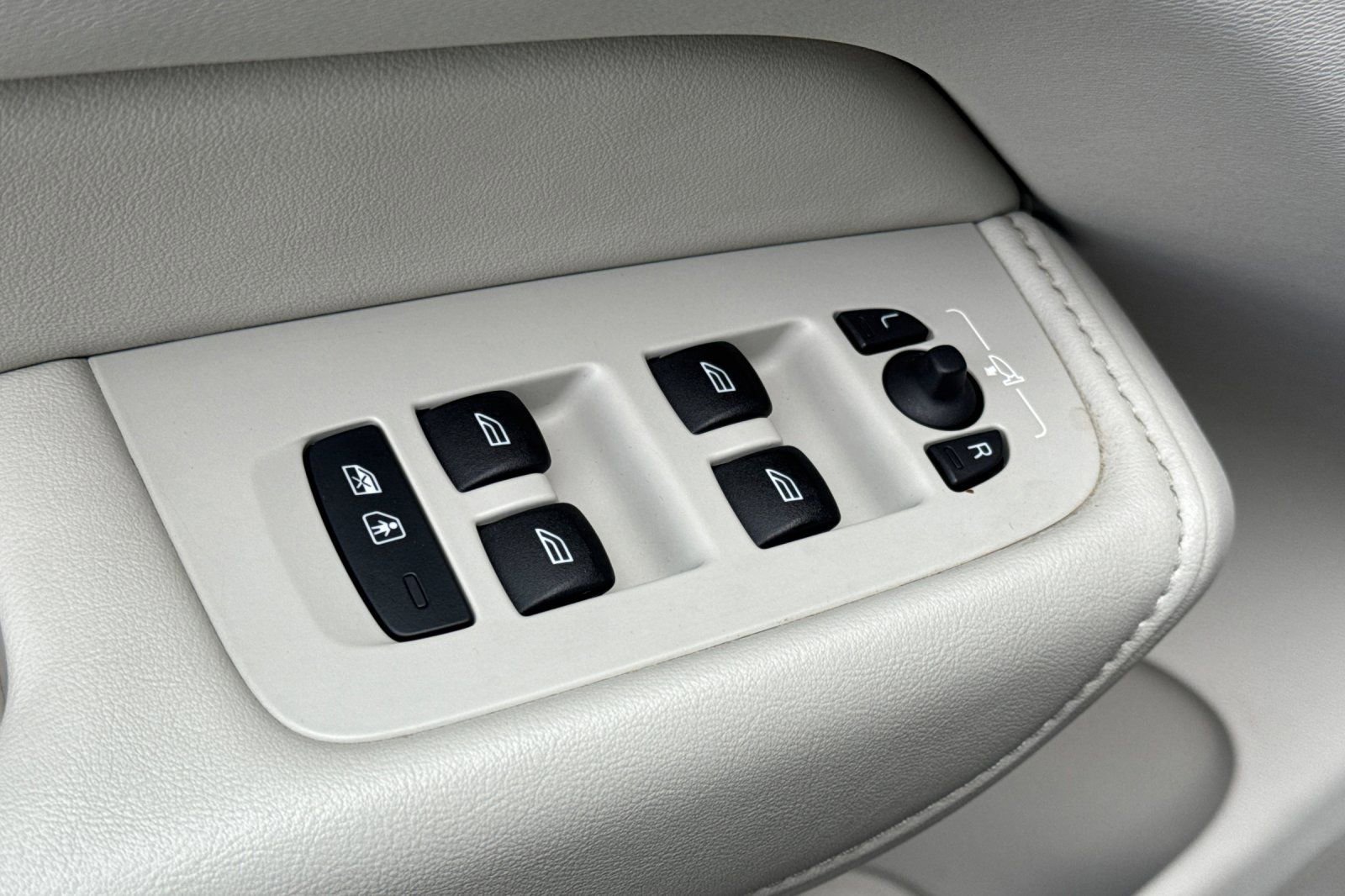 Used 2023 Volvo XC60 B5 Plus image 11