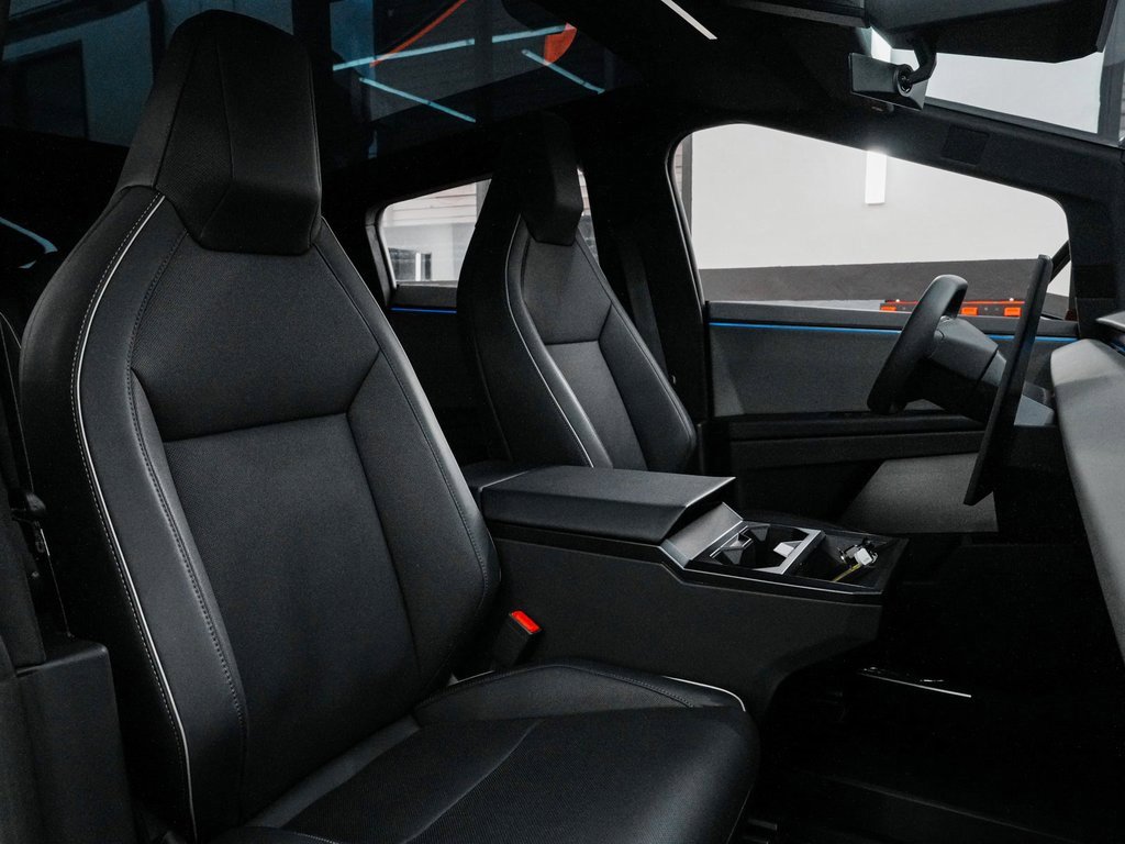 Used 2024 Tesla Cybertruck AWD Crew Cab image 28