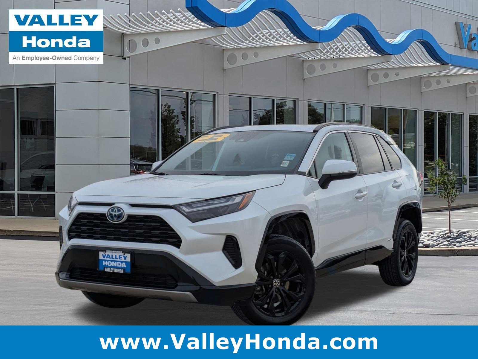 Used 2023 Toyota RAV4 SE w/ Convenience Package image 1