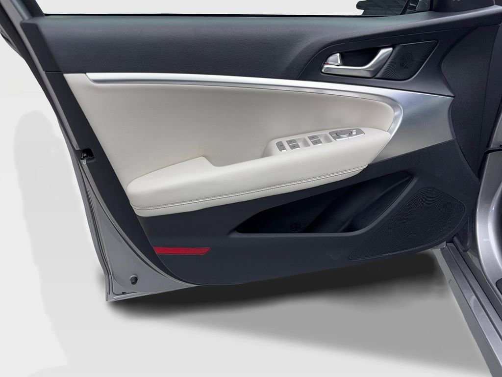 Used 2025 Genesis G70 2.5T image 31