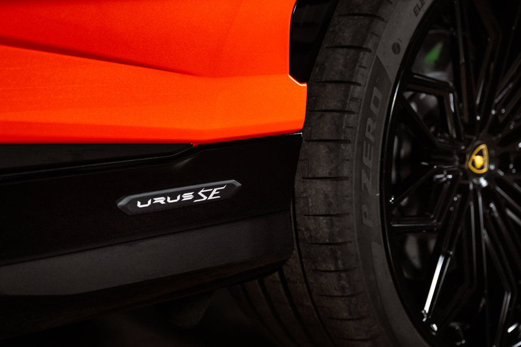 Used 2025 Lamborghini Urus SE AWD/4WD image 49