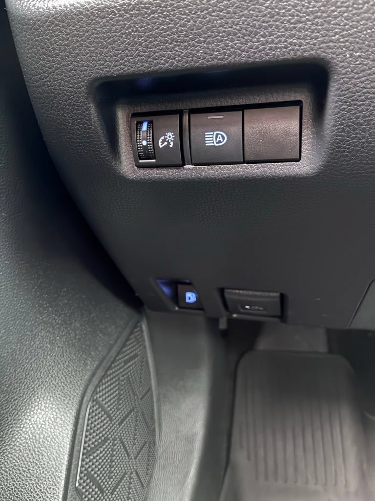 Used 2021 Toyota RAV4 LE AWD/4WD image 26