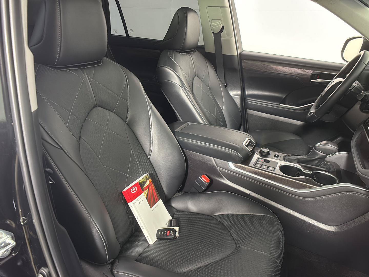 Used 2025 Toyota Highlander Platinum AWD/4WD image 10