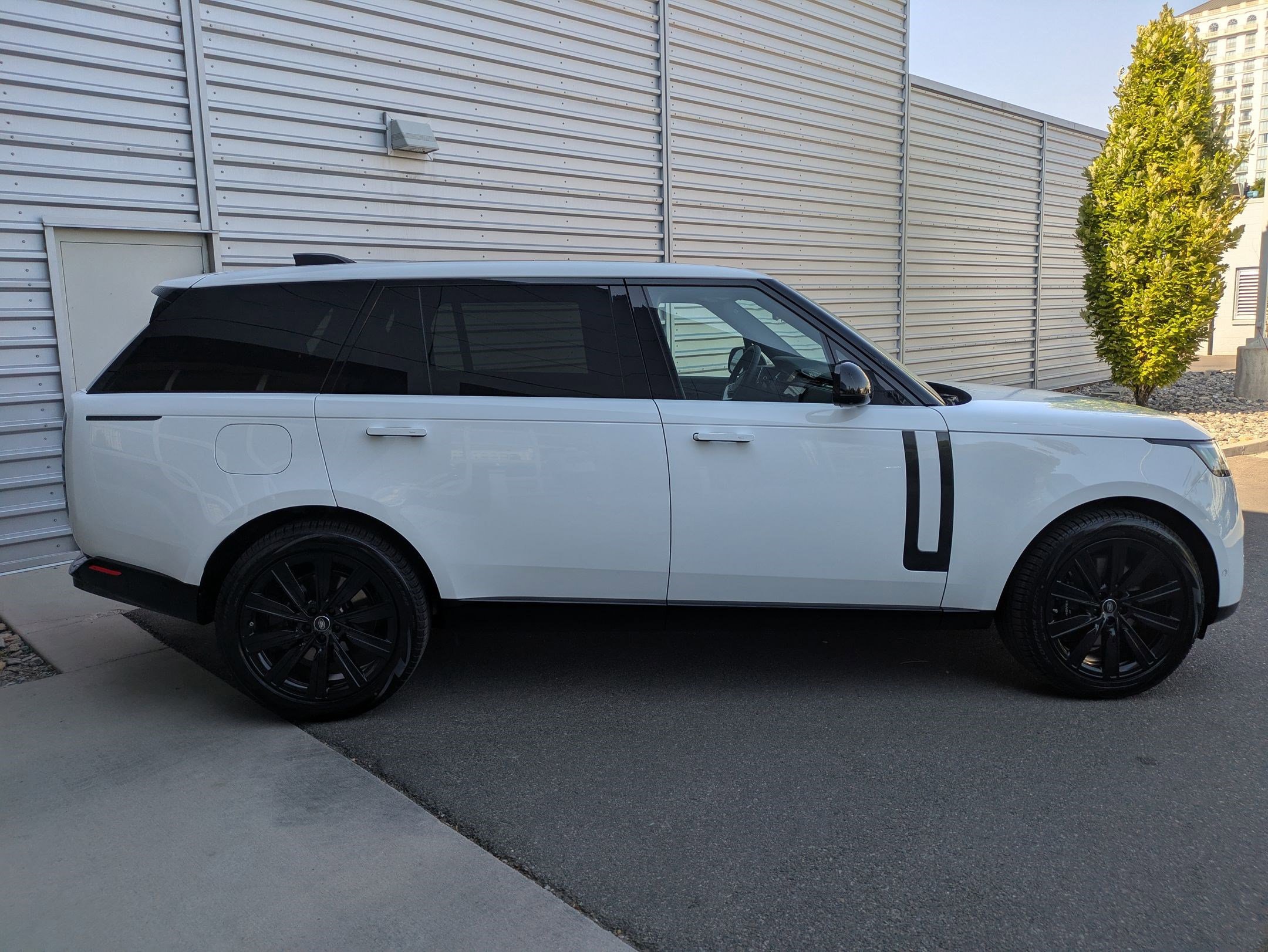 New 2025 Land Rover Range Rover Long Wheelbase SE image 6