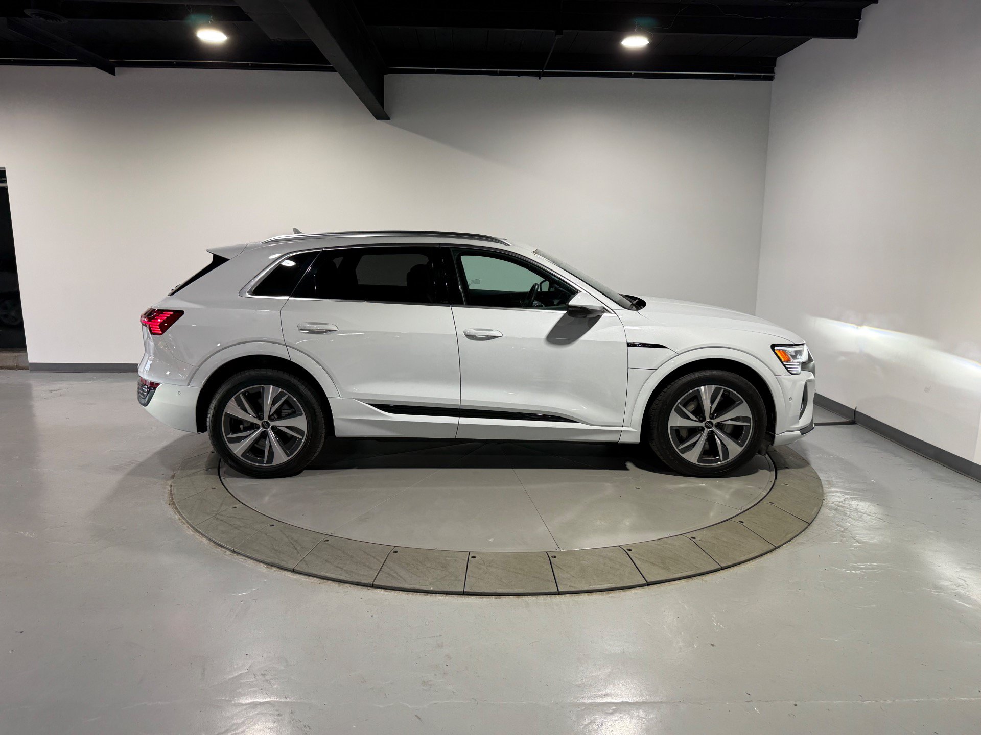 Used 2024 Audi Q8 e-tron Premium Plus w/ Premium Plus Package AWD/4WD image 7