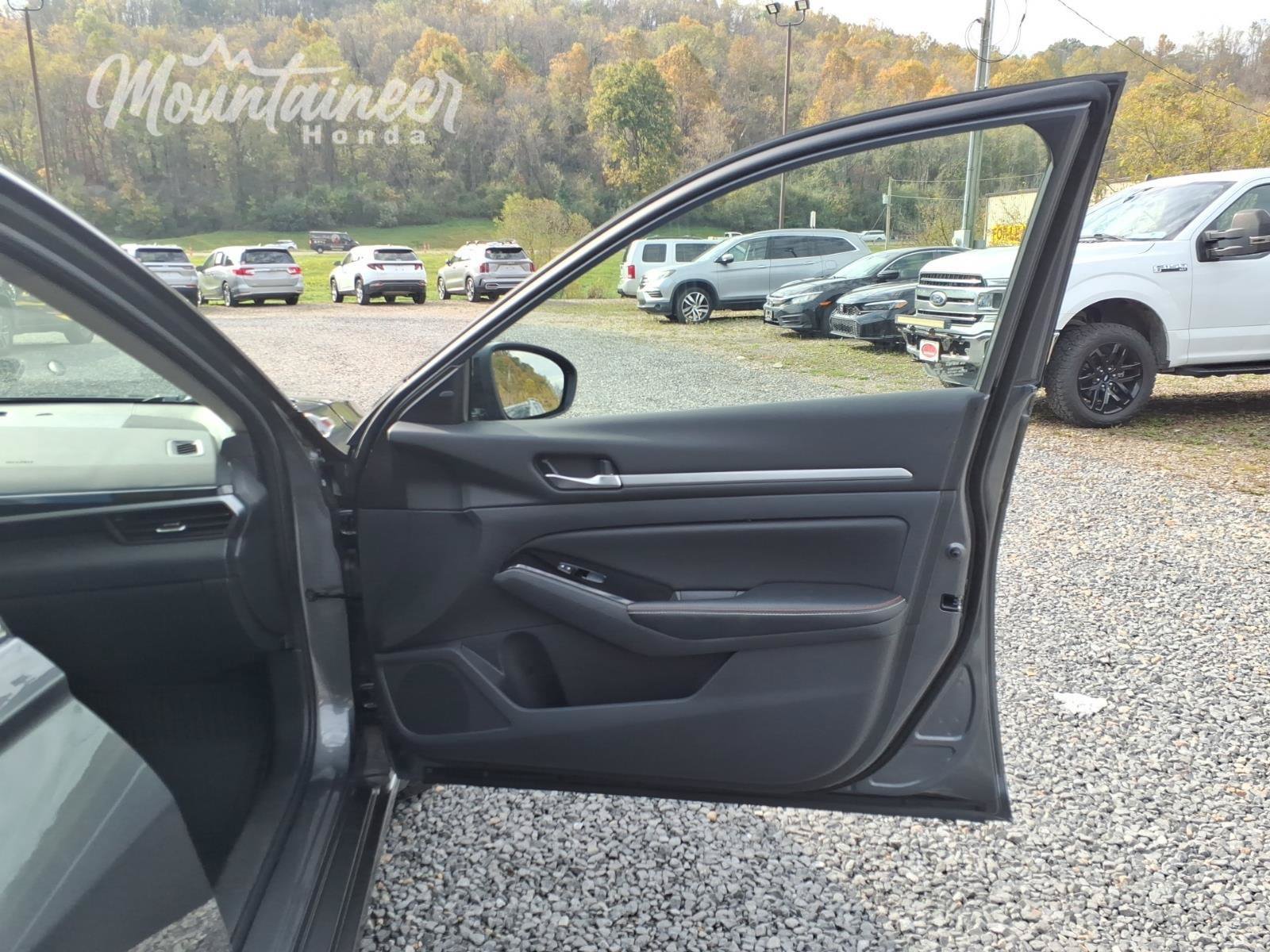 Used 2025 Nissan Altima 2.5 SR w/ SR Premium Package AWD/4WD image 17