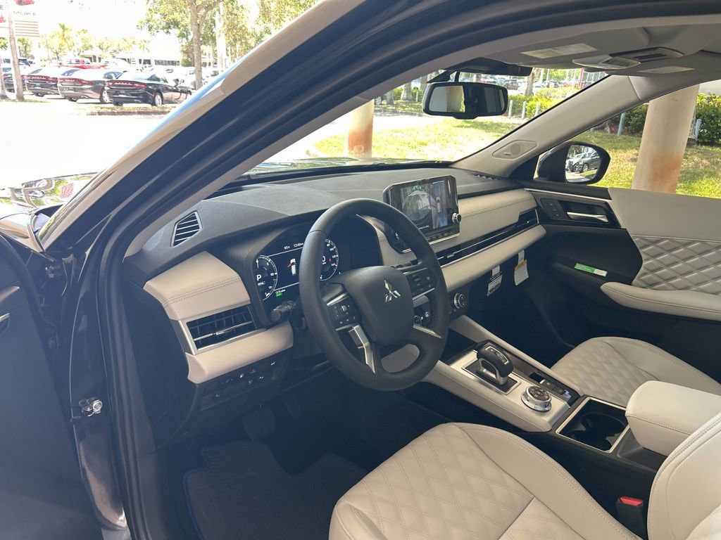 New 2025 Mitsubishi Outlander SEL image 8