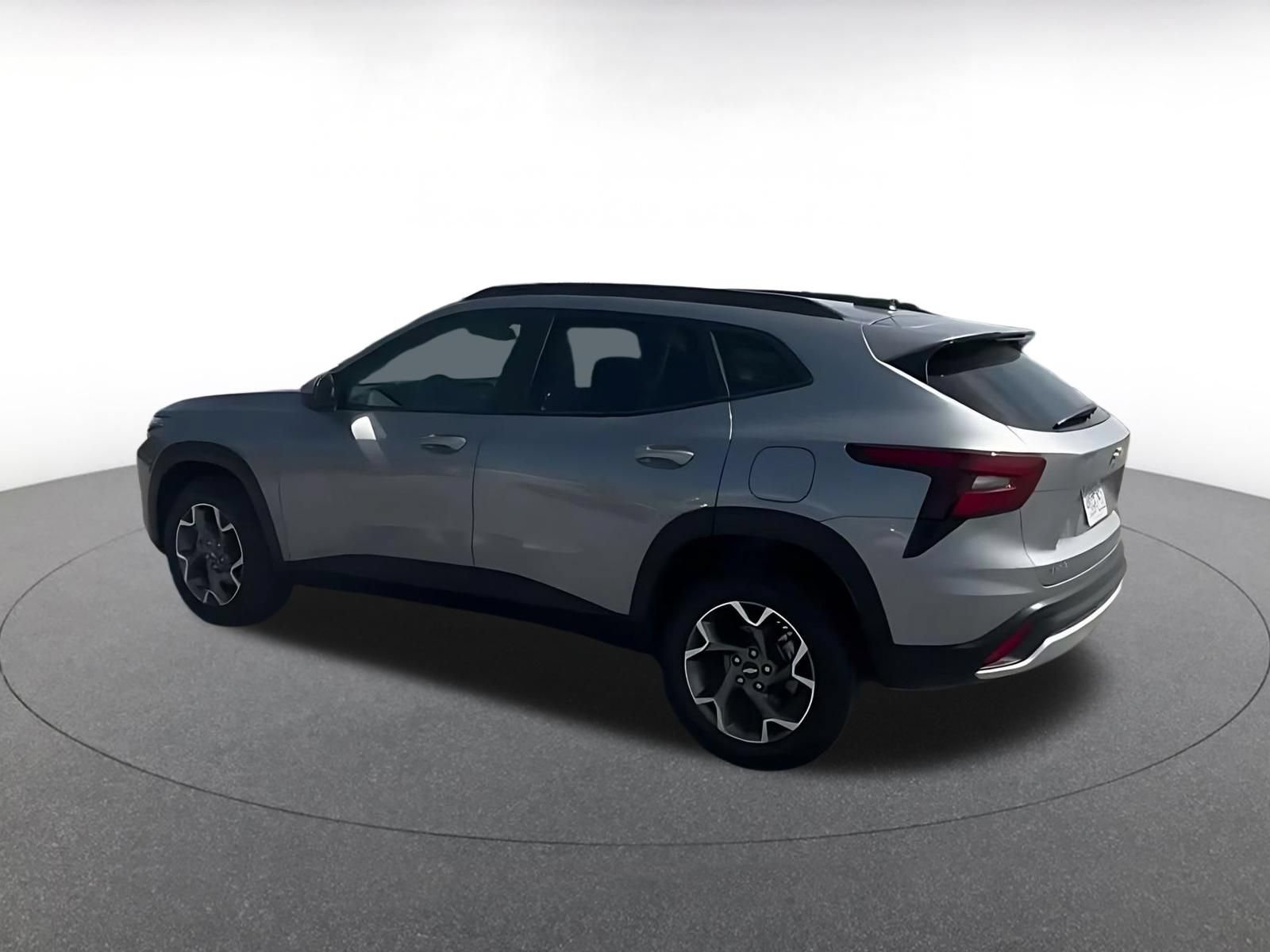 Used 2025 Chevrolet Trax LT FWD image 9