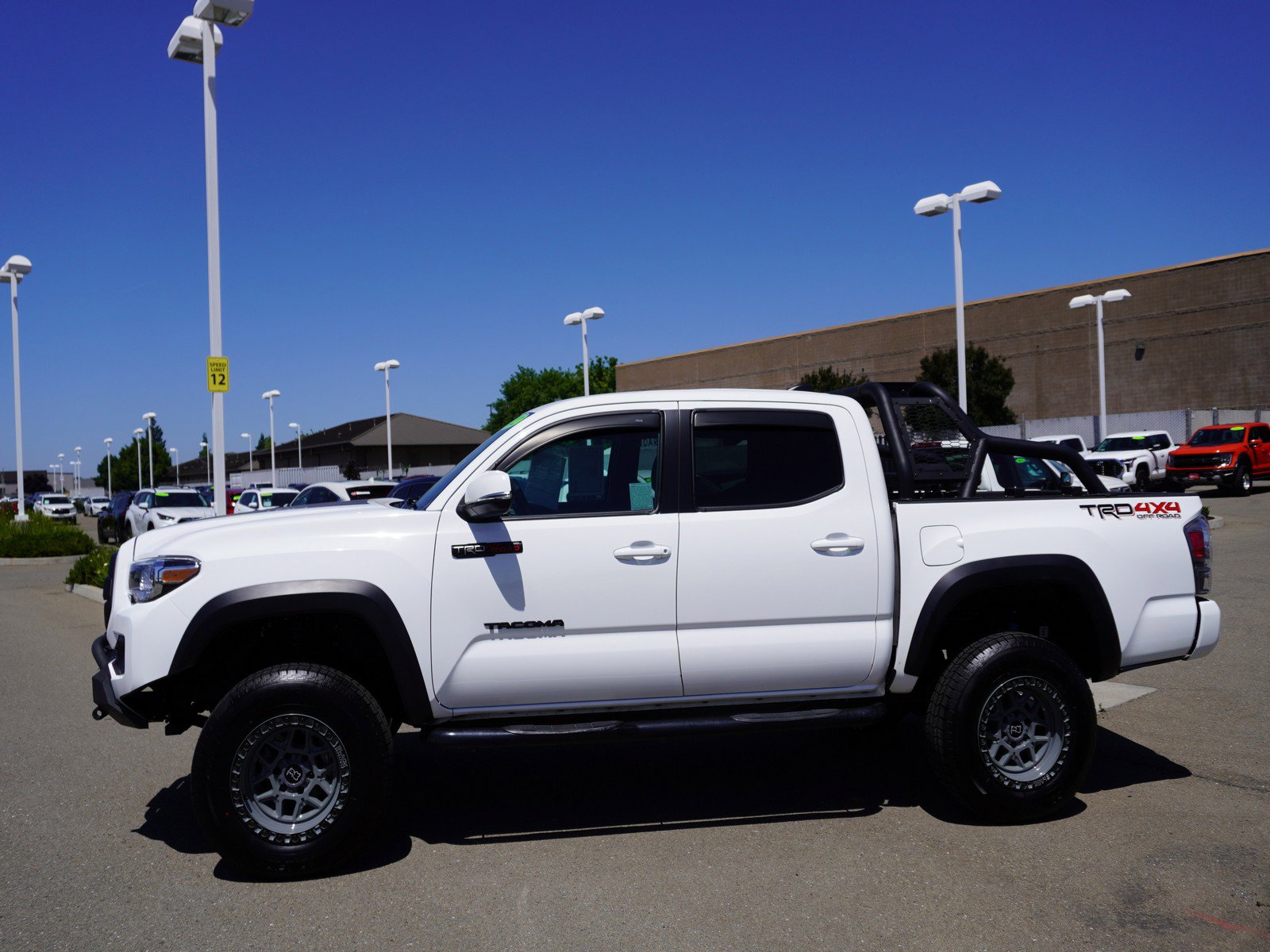 Used 2022 Toyota Tacoma TRD Off-Road w/ Technology Package AWD/4WD image 8