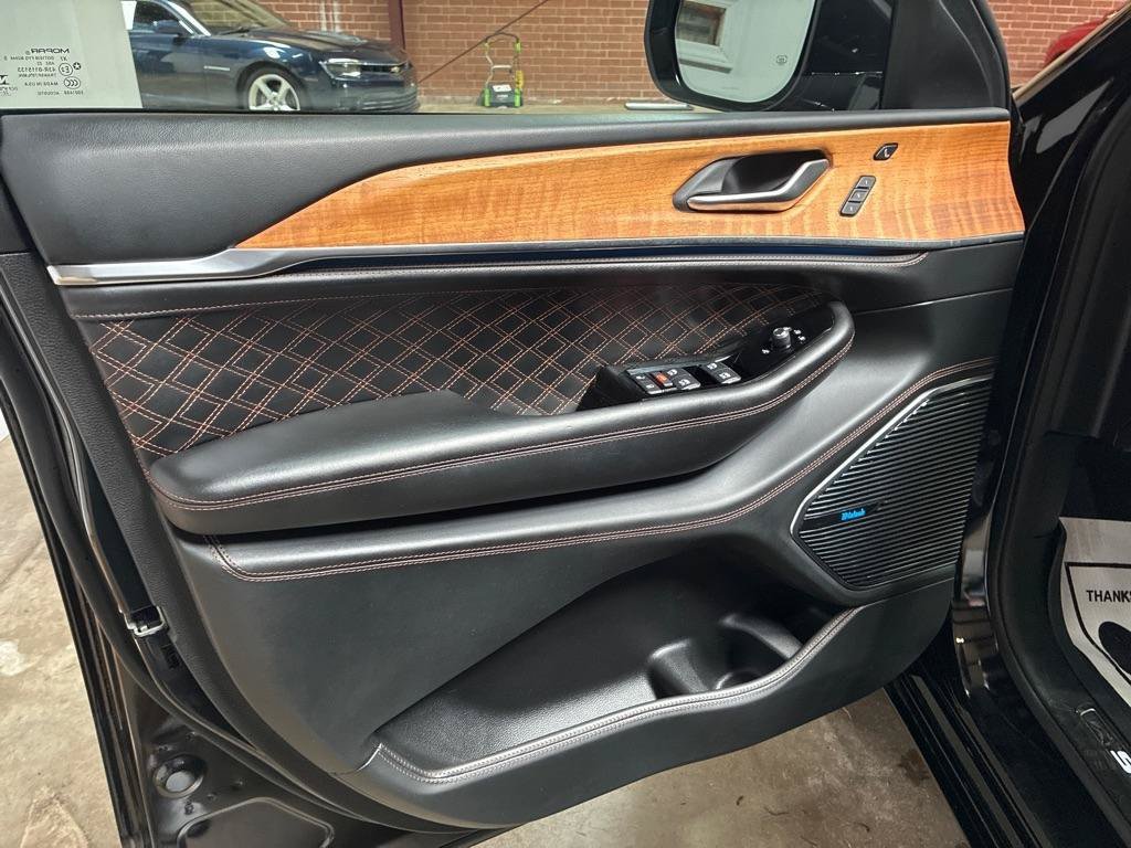 Used 2023 Jeep Grand Cherokee Summit AWD/4WD image 15