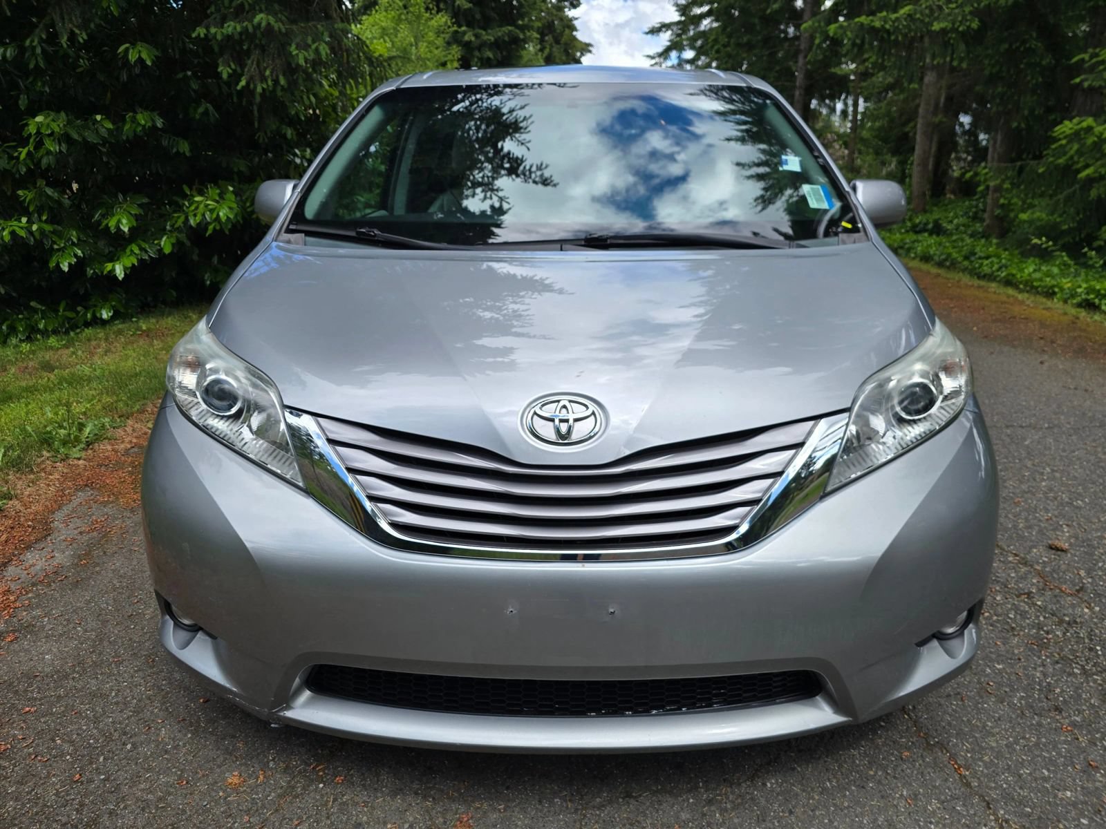 Used 2015 Toyota Sienna XLE w/ XLE Navigation Package FWD image 9