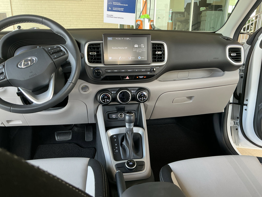 Certified 2025 Hyundai Venue SEL image 6