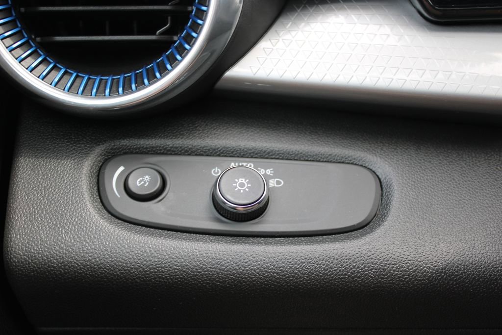 Used 2025 Chevrolet Trax LT w/ LT Convenience Package image 37