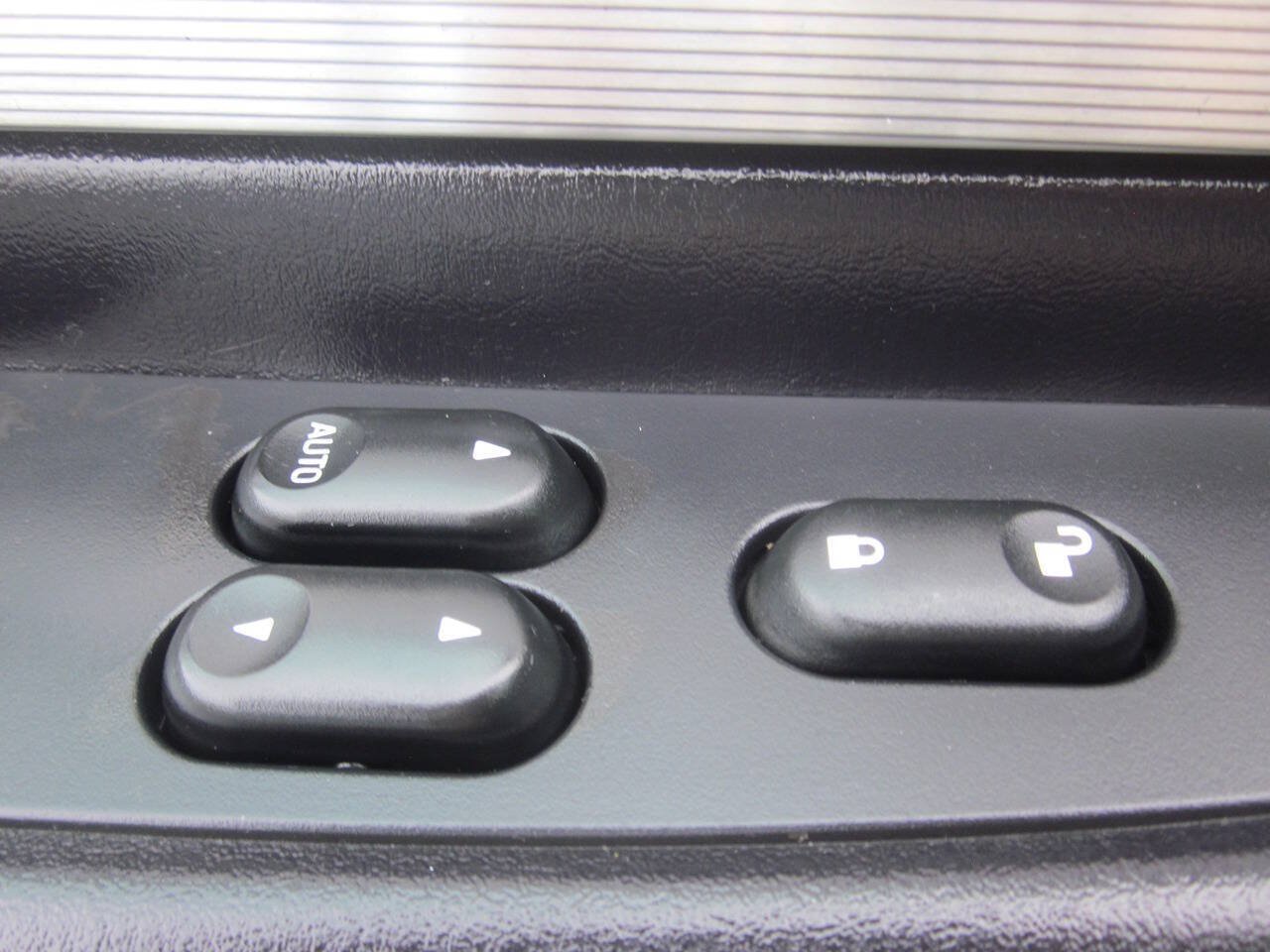 Used 2004 Ford Thunderbird RWD image 24