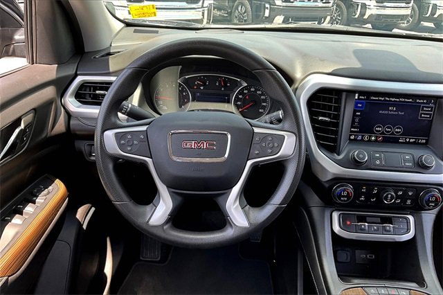 Used 2023 GMC Acadia SLE image 8