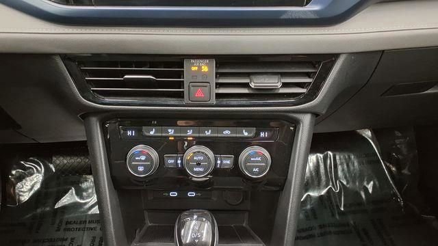 Used 2024 Volkswagen Taos SE image 27