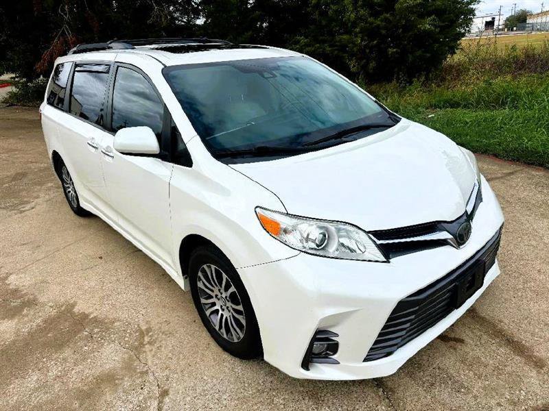 Used 2018 Toyota Sienna XLE Premium FWD image 2