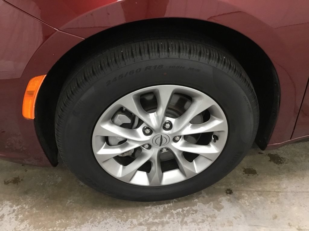 Used 2023 Chrysler Pacifica Touring-L AWD/4WD image 5