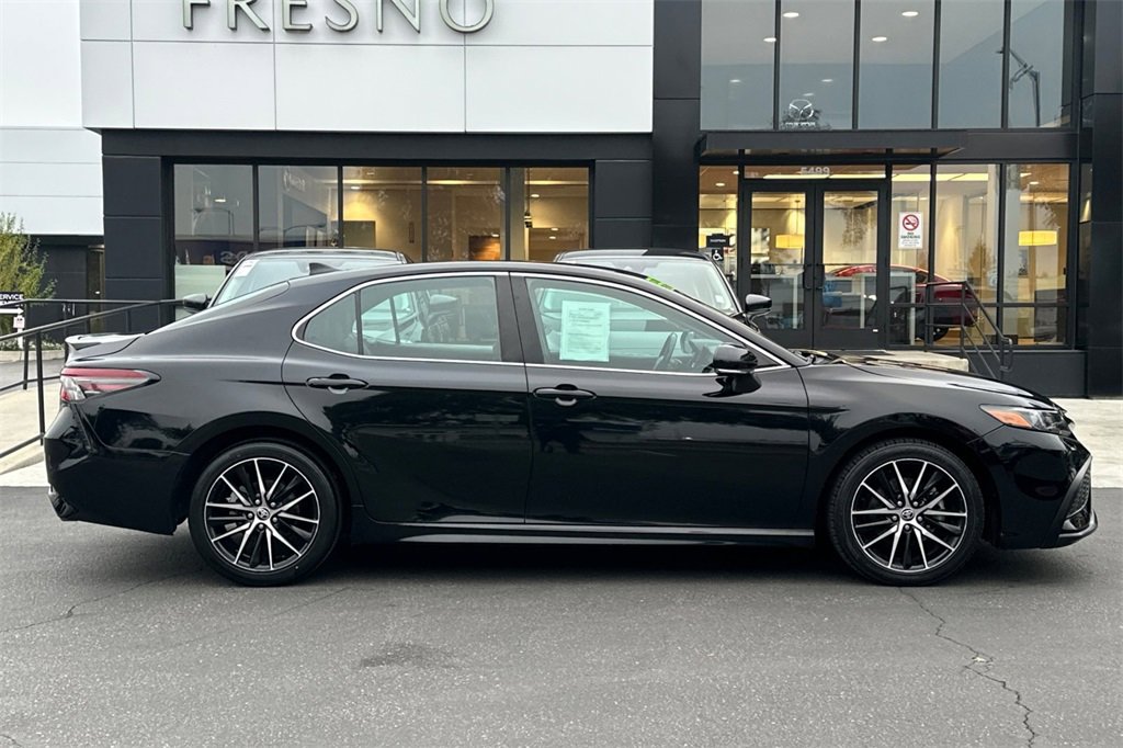 Used 2022 Toyota Camry SE image 4