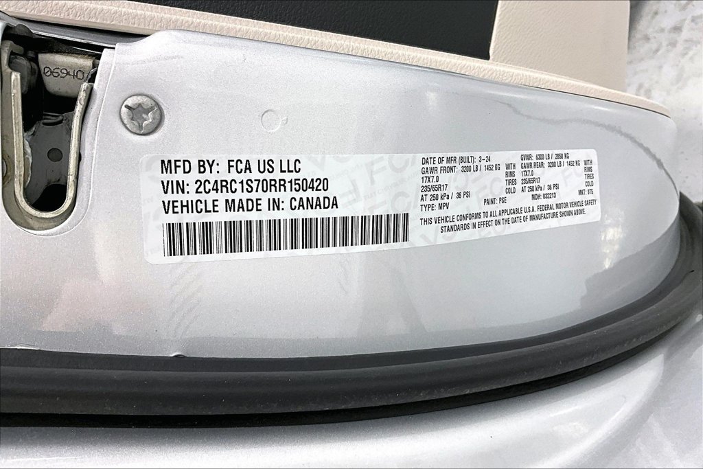 Used 2024 Chrysler Pacifica Limited FWD image 38