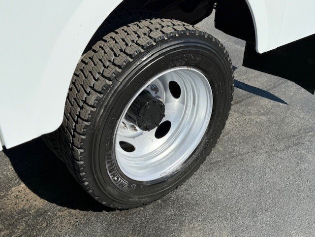 Used 2009 Ford F550 2WD Regular Cab Super Duty image 9