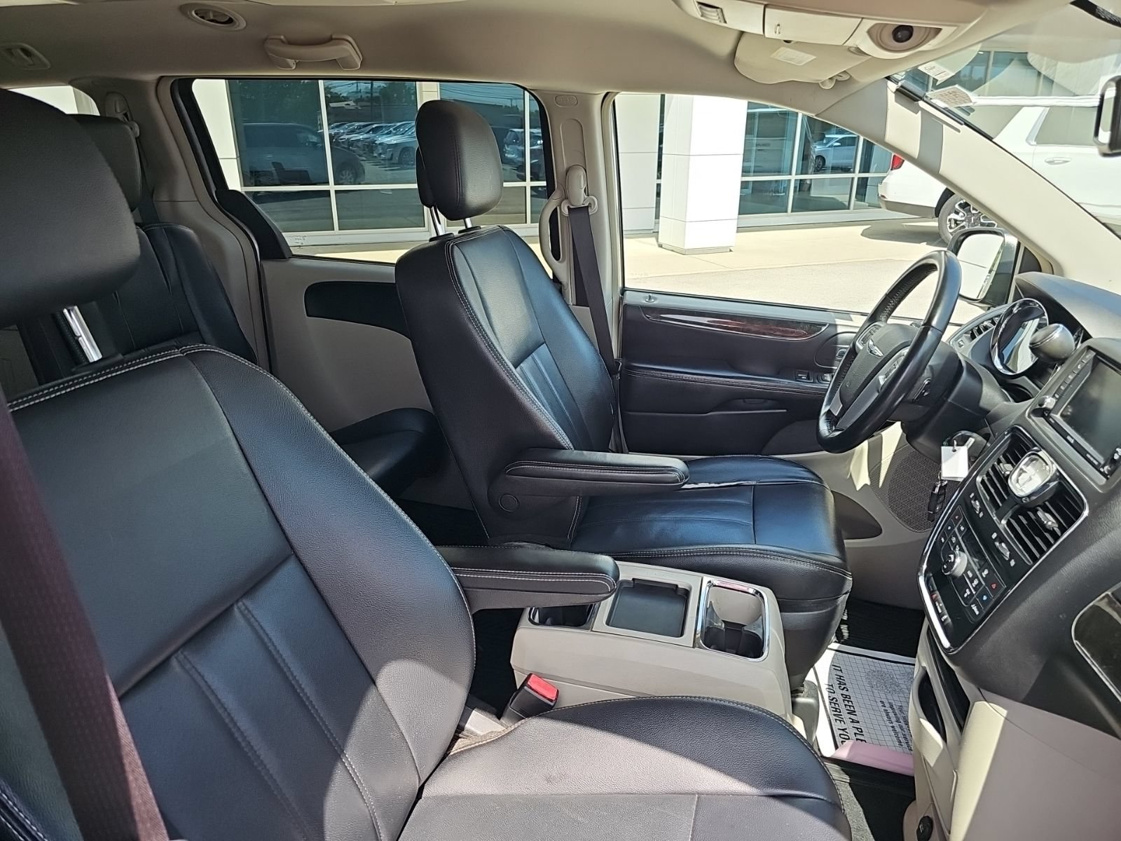 Used 2014 Chrysler Town & Country Touring FWD image 23