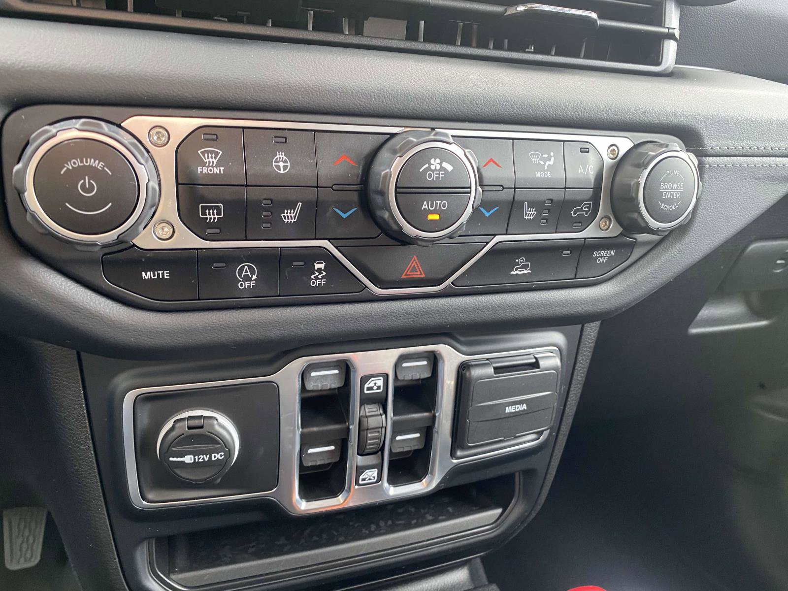 Used 2024 Jeep Wrangler Unlimited Sahara w/ Technology Group image 25