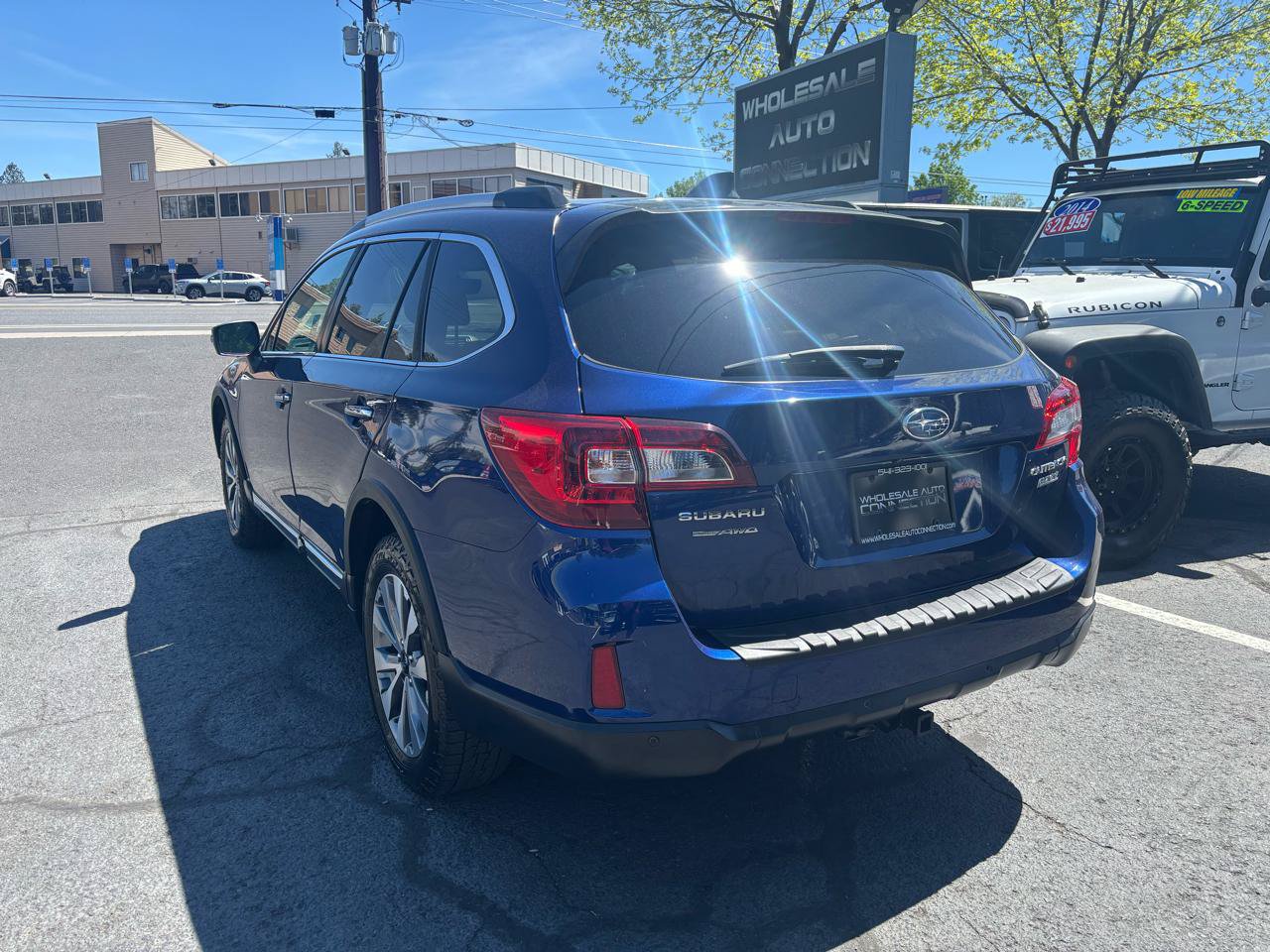 Used 2017 Subaru Outback 2.5i Touring AWD/4WD image 3