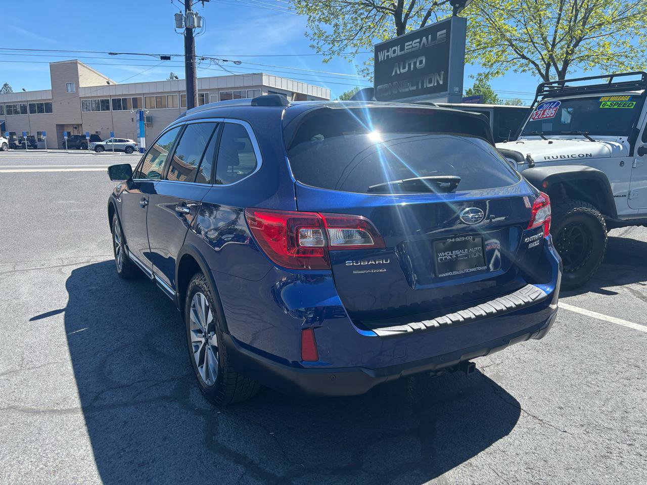 Used 2017 Subaru Outback 2.5i Touring AWD/4WD image 3