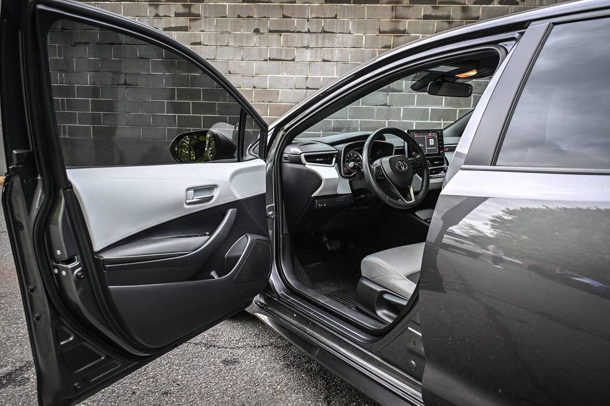 Used 2021 Toyota Corolla SE w/ SE Preferred Package FWD image 7