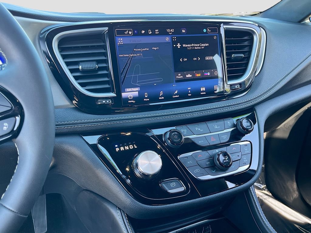 Certified 2024 Chrysler Pacifica Premium image 15