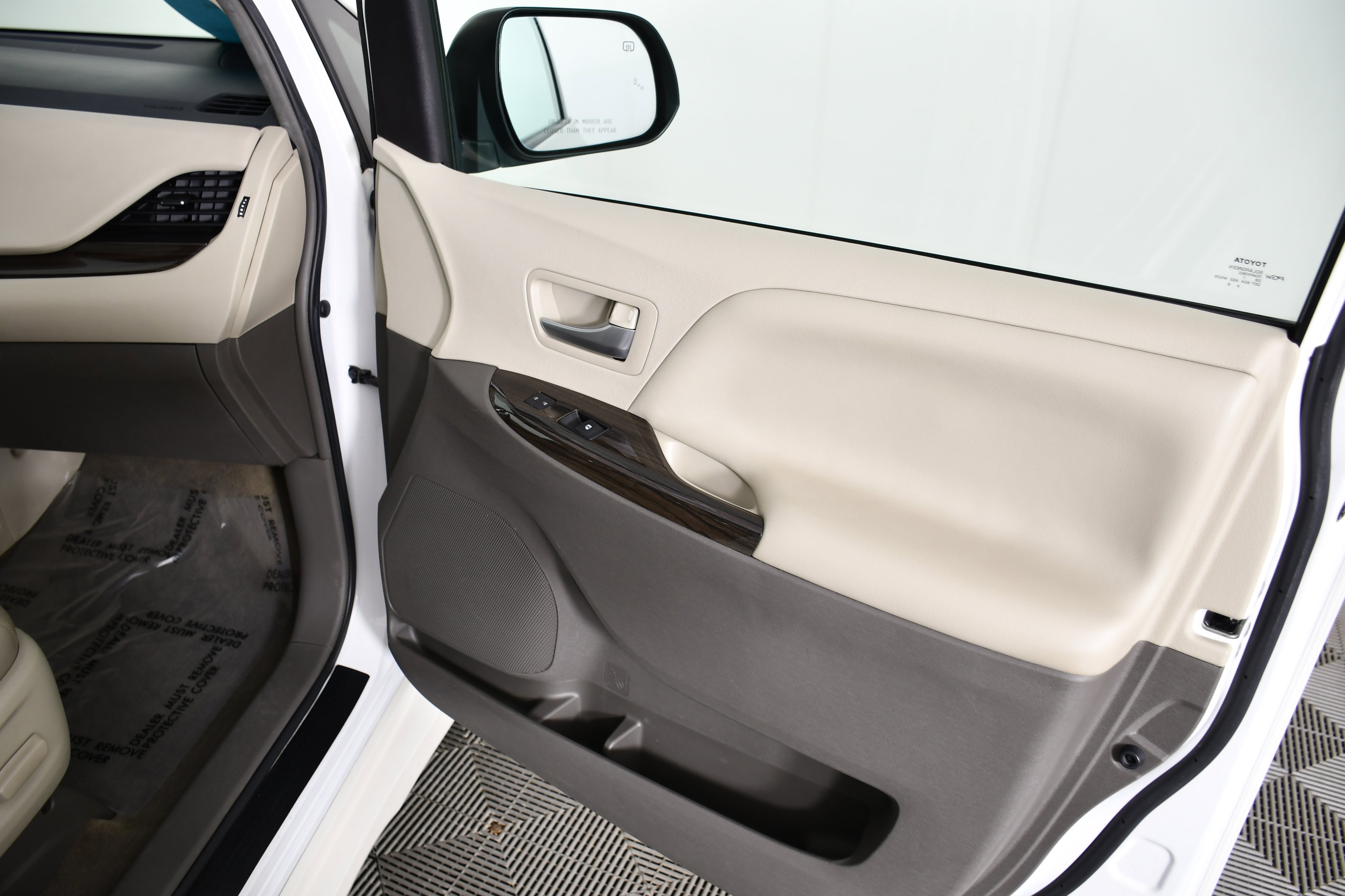 Used 2018 Toyota Sienna XLE FWD image 39