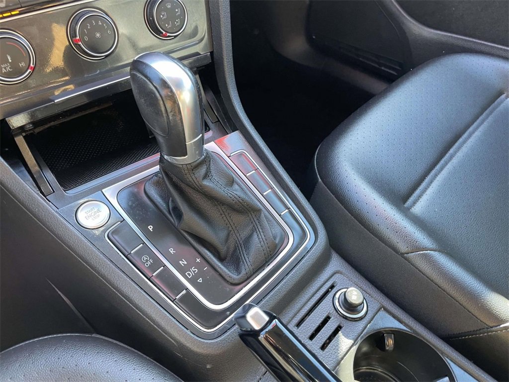 Used 2019 Volkswagen Golf SE image 26
