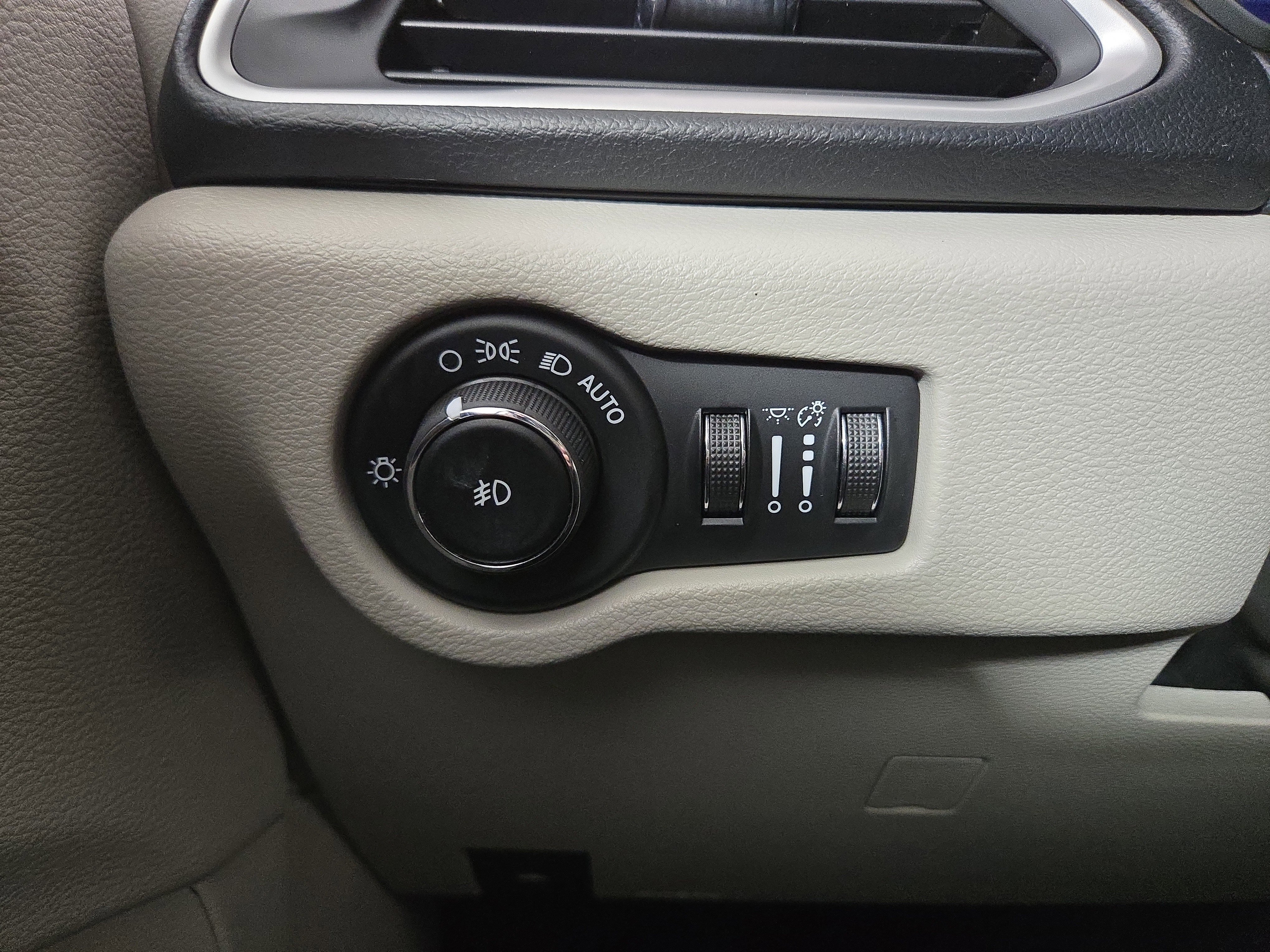 Used 2017 Chrysler Pacifica Touring-L image 31