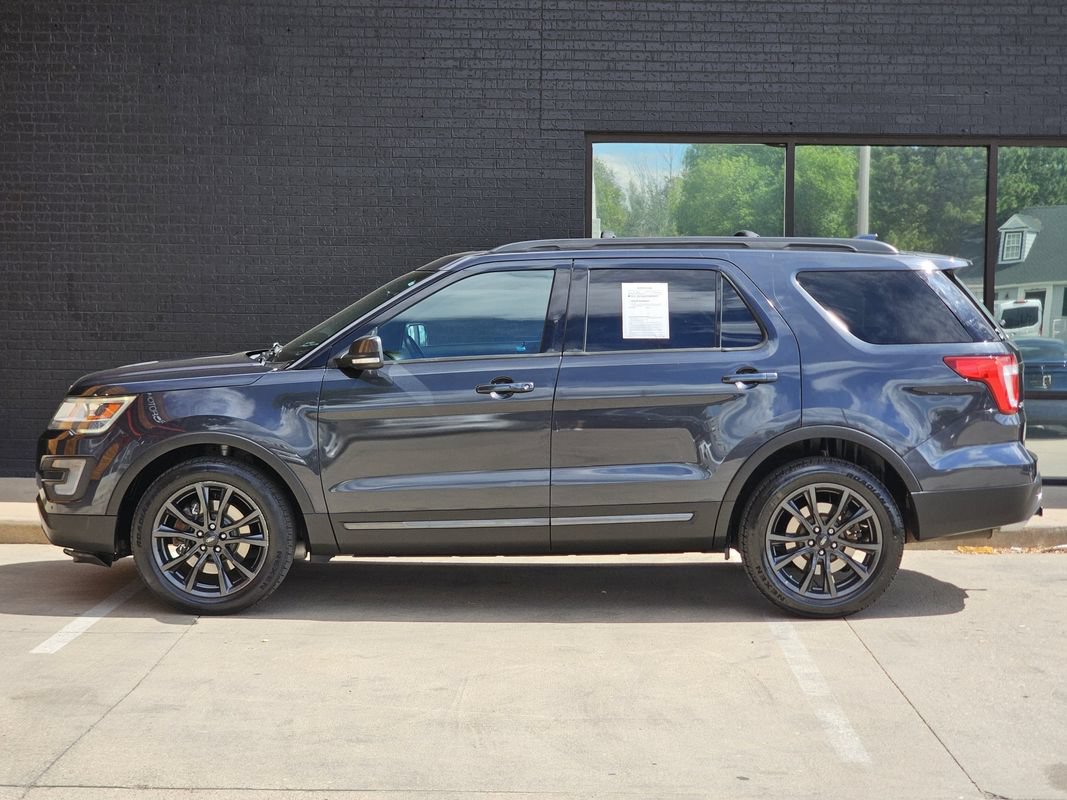 Used 2017 Ford Explorer XLT w/ Equipment Group 202A AWD/4WD image 12