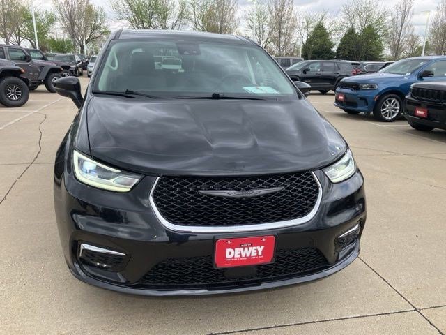 Used 2023 Chrysler Pacifica Touring-L AWD/4WD image 2