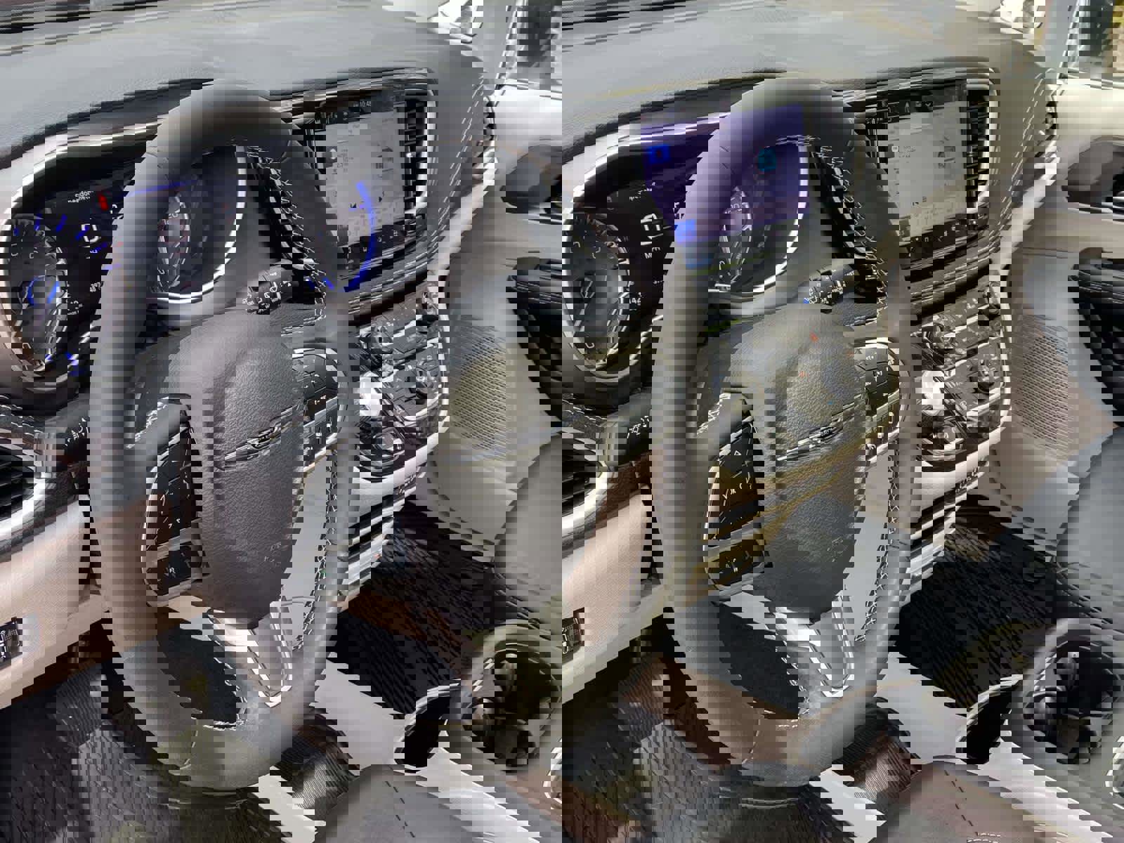 Used 2023 Chrysler Pacifica Touring-L AWD/4WD image 25