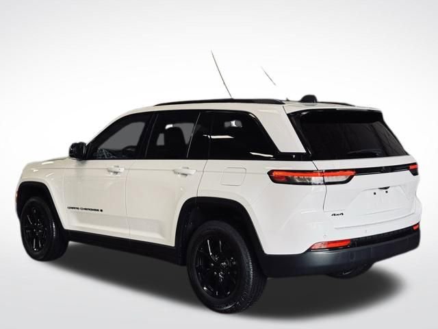 Used 2025 Jeep Grand Cherokee Altitude image 9