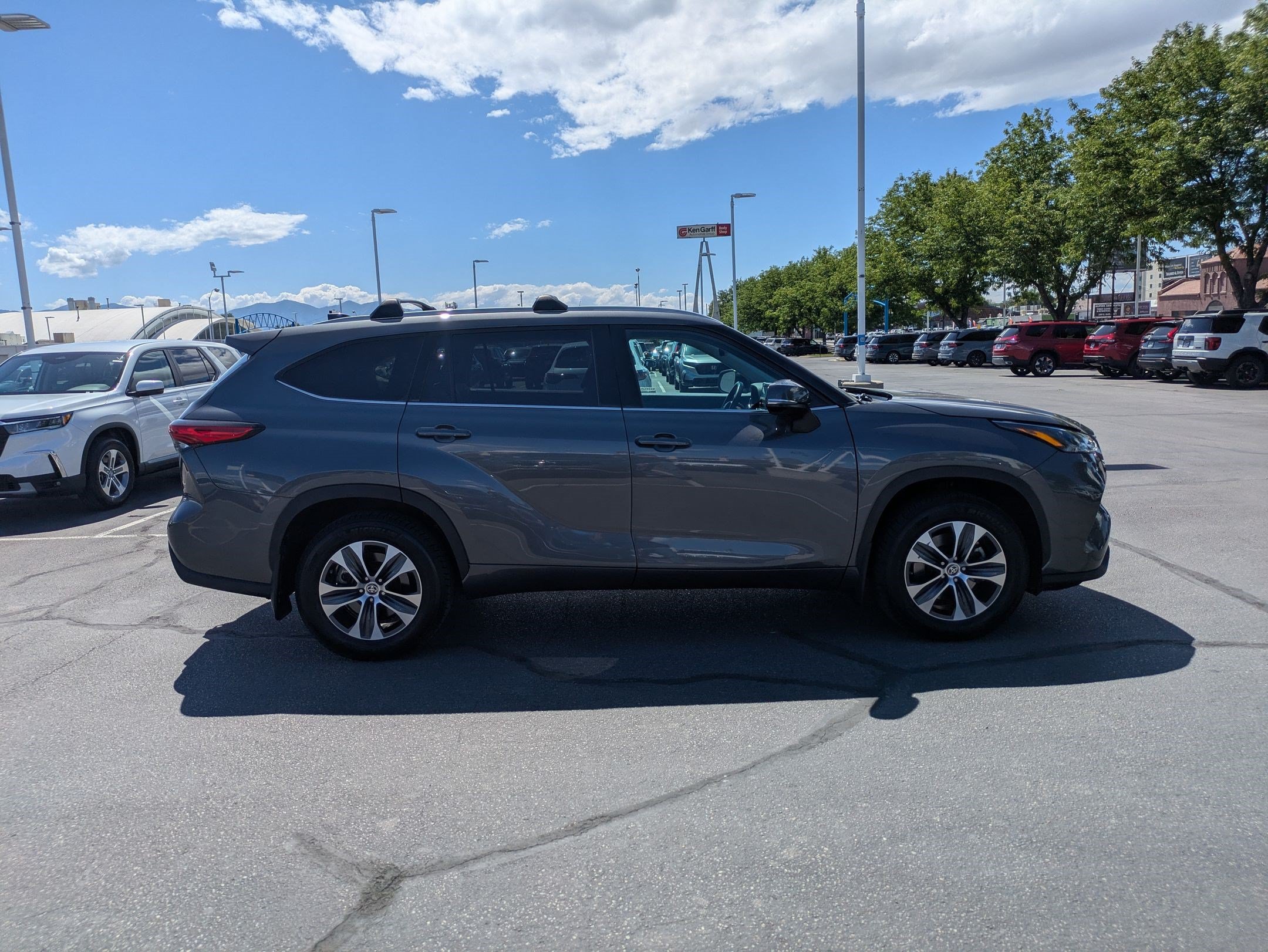 Used 2022 Toyota Highlander XLE AWD/4WD image 2