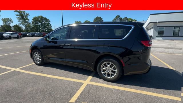 Used 2025 Chrysler Pacifica Select FWD image 6