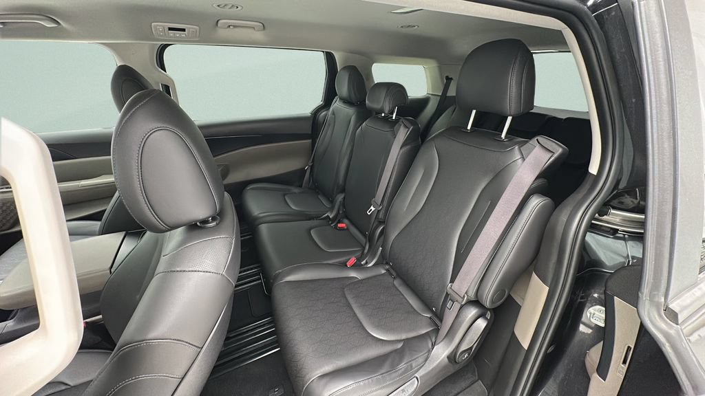 Used 2025 Kia Carnival FWD image 9
